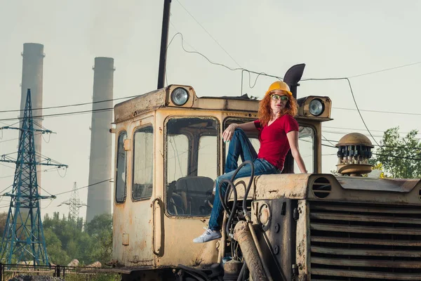 La femme est ingénieure. Une femme repose sur un tracteur . — Photo