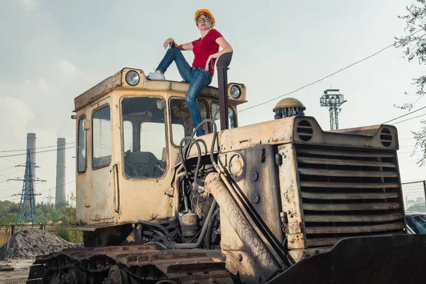 Žena je inženýr. Žena odpočívá na traktoru. — Stock fotografie