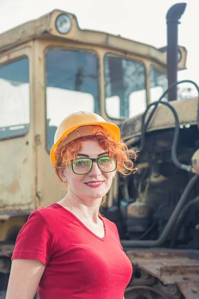 La mujer es ingeniera. Mujer en un casco de construcción —  Fotos de Stock