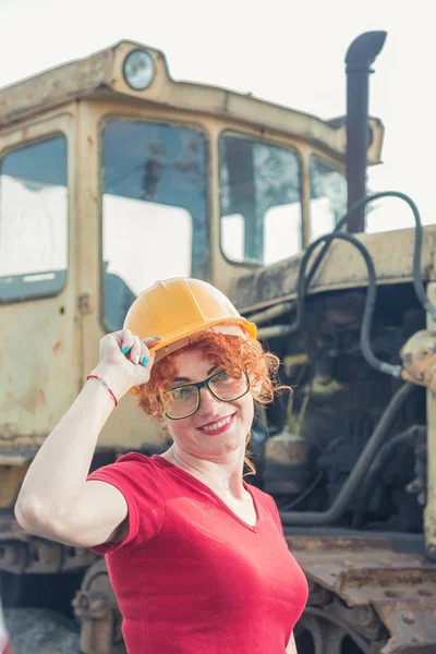 La mujer es ingeniera. Mujer en un casco de construcción —  Fotos de Stock