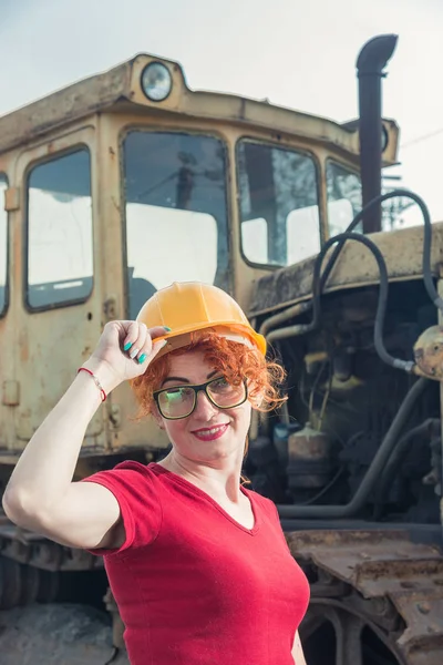 La mujer es ingeniera. Mujer en un casco de construcción —  Fotos de Stock