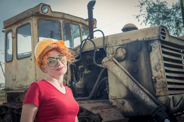 La femme est ingénieure. Femme dans un casque de construction — Photo