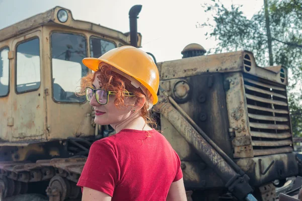 La mujer es ingeniera. Mujer en un casco de construcción —  Fotos de Stock