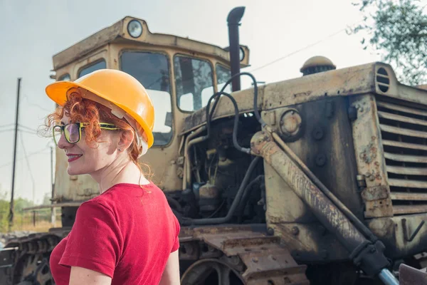 La mujer es ingeniera. Mujer en un casco de construcción —  Fotos de Stock