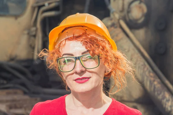 La mujer es ingeniera. Mujer en un casco de construcción —  Fotos de Stock