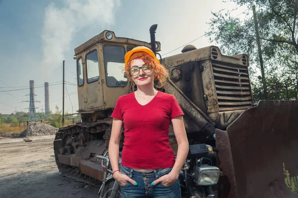 La mujer es ingeniera. Mujer en un casco de construcción — Foto de Stock