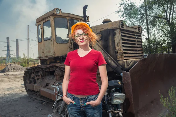 La mujer es ingeniera. Mujer en un casco de construcción — Foto de Stock