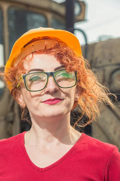 La mujer es ingeniera. Mujer en un casco de construcción —  Fotos de Stock