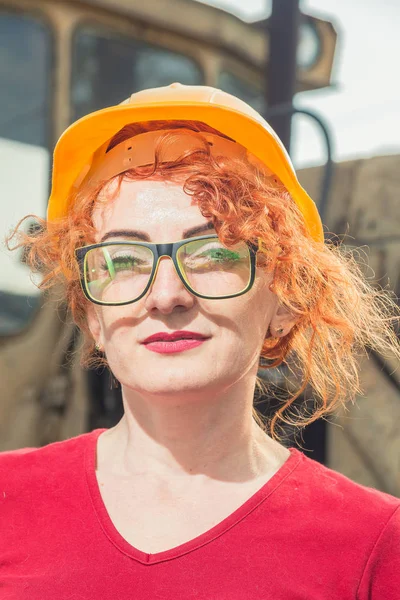 La mujer es ingeniera. Mujer en un casco de construcción —  Fotos de Stock