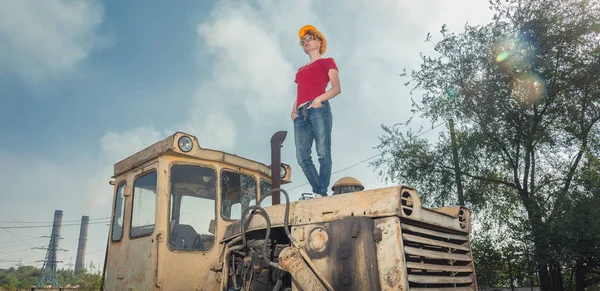 La femme est ingénieure. Une femme dans un casque de construction reposant o — Photo