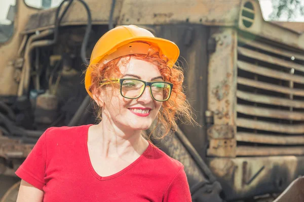 La mujer es ingeniera. Mujer en un casco de construcción —  Fotos de Stock