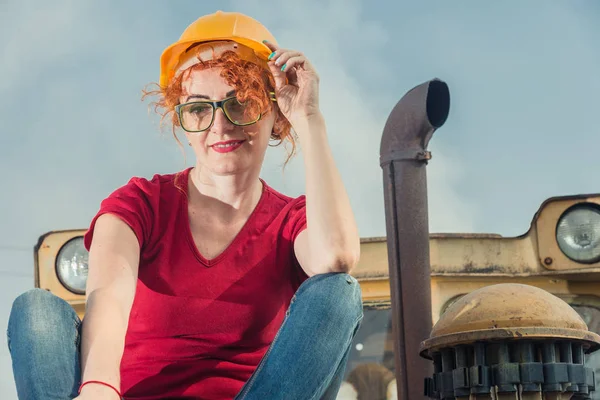 Žena je inženýr. Žena v stavbařskou přílbu odpočinku o — Stock fotografie