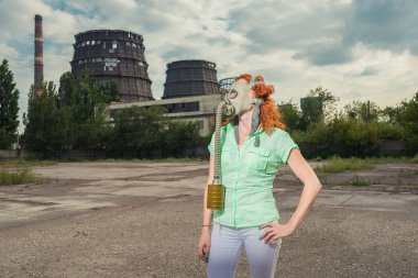 Küresel ısınma. Bir gaz maskesi bir gerçek arka plan üzerinde bir kız