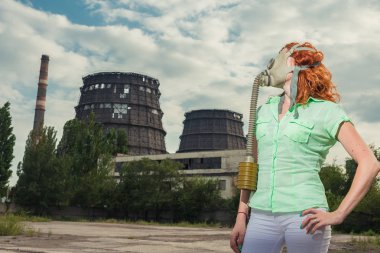 Küresel ısınma. Bir gaz maskesi bir gerçek arka plan üzerinde bir kız