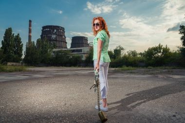 Küresel ısınma. Bir gaz maskesi bir gerçek arka plan üzerinde bir kız