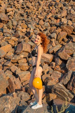 Kırmızı cevheri. Dağlar kırmızı cevheri. Bir kız bir mayo bir re üzerinde yatıyor