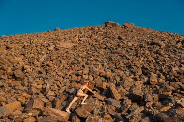 Kırmızı cevheri. Dağlar kırmızı cevheri. Bir kız bir mayo bir re üzerinde yatıyor