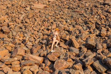 Kırmızı cevheri. Dağlar kırmızı cevheri. Bir kız bir mayo bir re üzerinde yatıyor