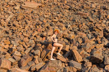 Kırmızı cevheri. Dağlar kırmızı cevheri. Bir kız bir mayo bir re üzerinde yatıyor