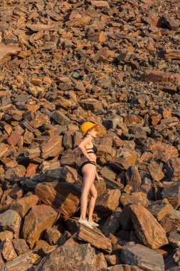 Kırmızı cevheri. Dağlar kırmızı cevheri. Bir kız bir mayo bir re üzerinde yatıyor