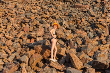 Kırmızı cevheri. Dağlar kırmızı cevheri. Bir kız bir mayo bir re üzerinde yatıyor