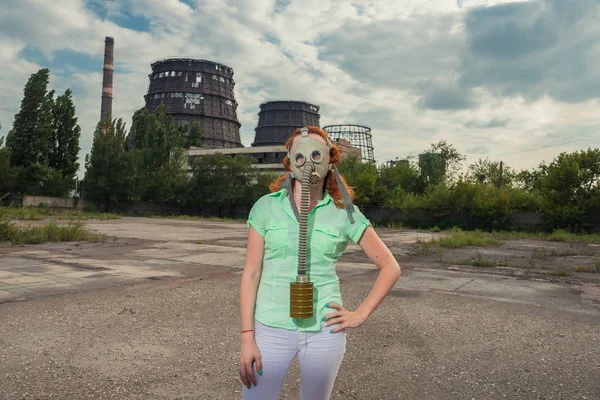 El calentamiento global. Una chica con una máscara de gas en el fondo de un hecho —  Fotos de Stock