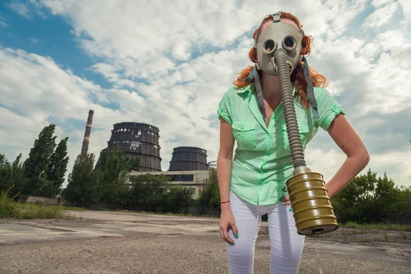 Riscaldamento globale. Una ragazza con una maschera antigas sullo sfondo di un fatto — Foto Stock