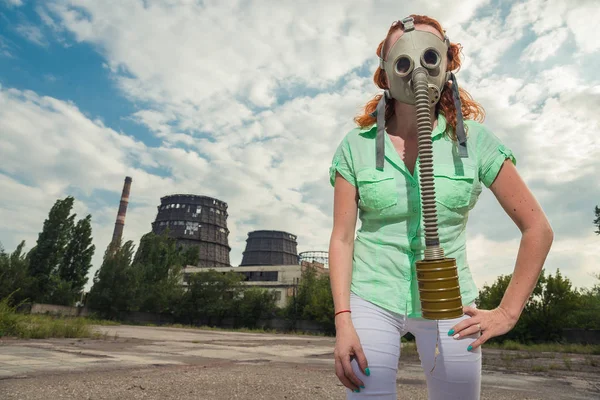 Riscaldamento globale. Una ragazza con una maschera antigas sullo sfondo di un fatto — Foto Stock