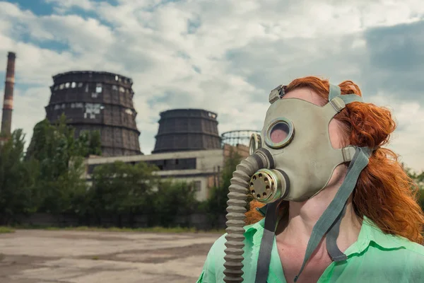 Global warming. A girl in a gas mask on the background of a fact — Stock Photo, Image