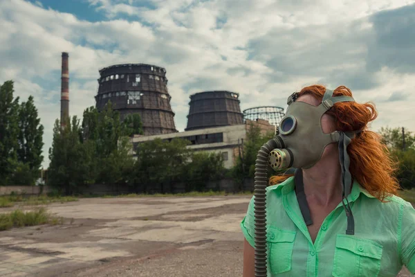 Pemanasan global. Seorang gadis bertopeng gas di latar belakang fakta — Stok Foto