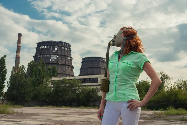 Le réchauffement climatique. Une fille dans un masque à gaz sur fond de fait — Photo