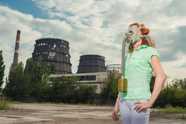 El calentamiento global. Una chica con una máscara de gas en el fondo de un hecho — Foto de Stock
