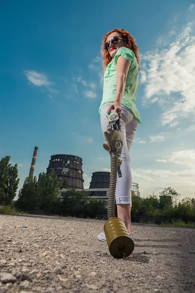 Erderwärmung. ein Mädchen mit Gasmaske vor dem Hintergrund einer Tatsache — Stockfoto