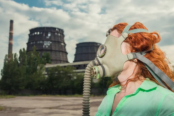 Aquecimento global. Uma menina com uma máscara de gás no fundo de um fato — Fotografia de Stock