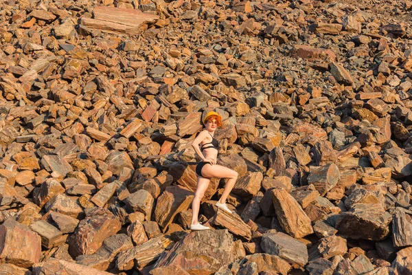 Kırmızı cevheri. Dağlar kırmızı cevheri. Bir kız bir mayo bir re üzerinde yatıyor