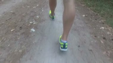 Ormanın içinden çalıştırıyor. Adam ormanda çalışan.