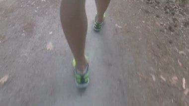 Ormanın içinden çalıştırıyor. Adam ormanda çalışan.