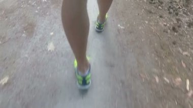 Ormanın içinden çalıştırıyor. Adam ormanda çalışan.