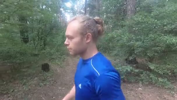 Kör genom skogen. Killen kör genom skogen. — Stockvideo