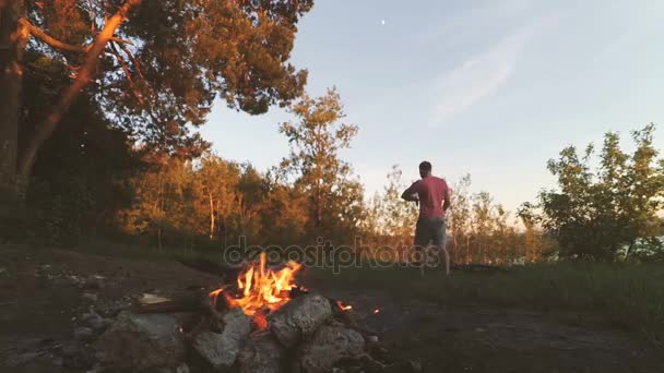 Korv att grilla på en eld i skogen. — Stockvideo