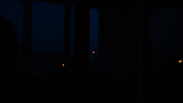 Vela. Una chica enciende una vela en un cuarto oscuro — Vídeo de ... Vela. Una chica enciende una vela en un cuarto oscuro — Vídeo de ...