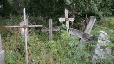 Terk edilmiş mezarlığı. Antik haçlar