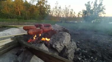 Ormanda bir yangın kızartma sosis.