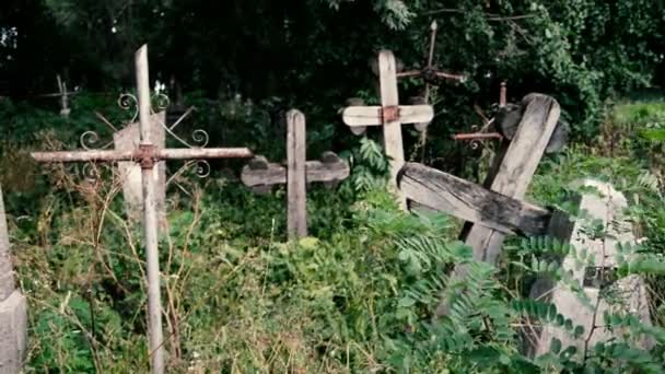 Занедбаний цвинтар. Стародавні хрести — стокове відео