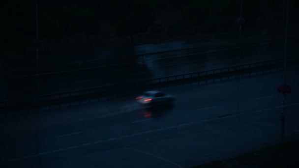 Στον αυτοκινητόδρομο. Το αυτοκίνητο πηγαίνει στη βροχή, στον αυτοκινητόδρομο. — Αρχείο Βίντεο