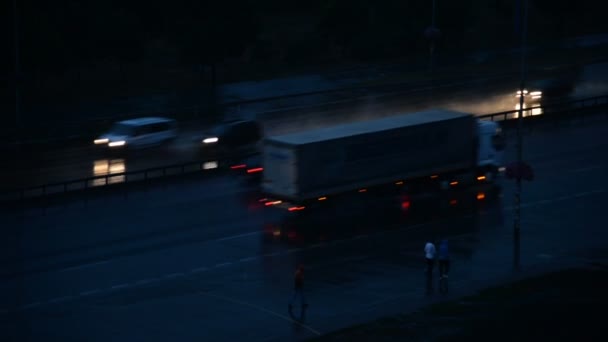 Dálnice. Auto jede v dešti na dálnici. — Stock video
