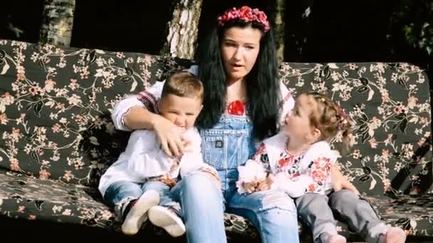 Niños con mamá columpio para un columpio — Vídeos de Stock