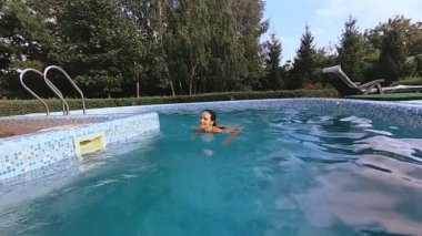 Havuzu. Kız havuza atlama