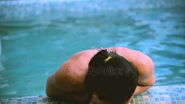 In piscina. Ragazza che salta in piscina — Video Stock