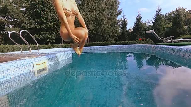 Piscina. Chica saltando en la piscina — Vídeo de stock